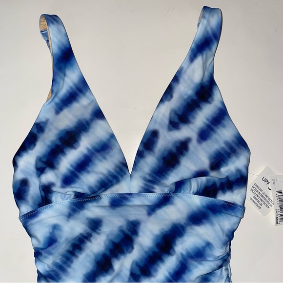 Amazon Essentials Plunge Tummy Control Shaping Swimsuit - Picture 5 of 9